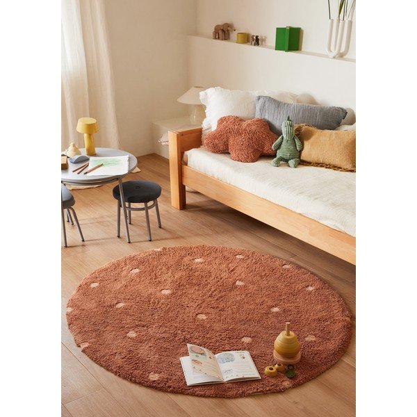 Waschbarer, handgewebter Baumwoll-Kinderteppich in Ziegelrot, Ø 140 cm Round Dot Chestnut - Lorena Canals-image-1
