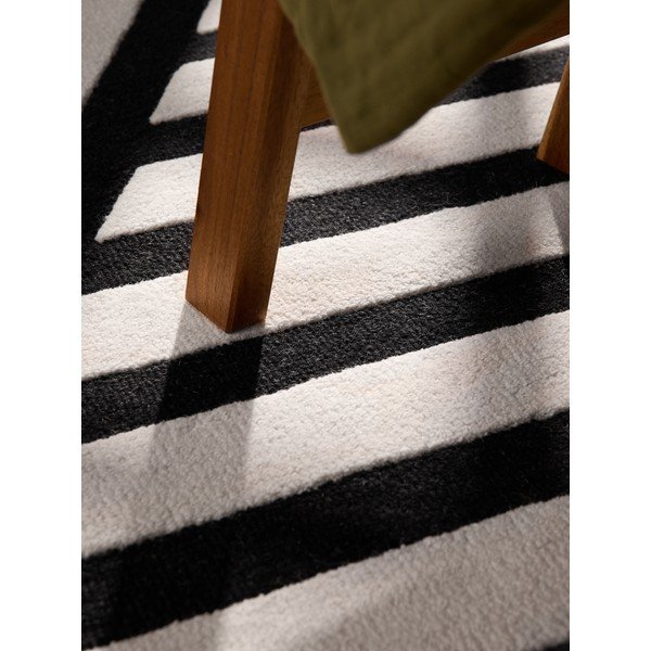 Schwarz-weißer, handgewebter Wollteppich, 200 × 290 cm Stryve Noir - Elle Decoration-image-3