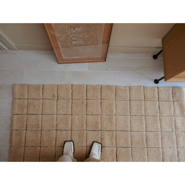 Handgewebter Wollteppich in Bernsteinfarbe, 230 × 300 cm Mosaic Amber - Lorena Canals-image-4