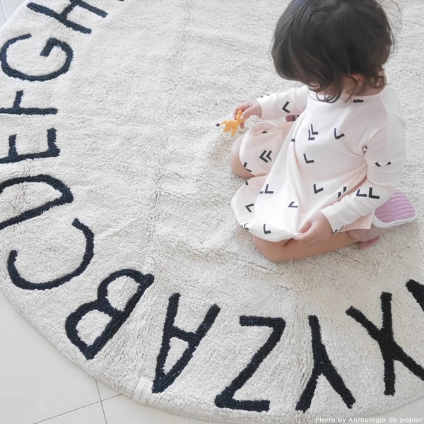 Cremefarbener, waschbarer, handgewebter Baumwoll-Kinderteppich, Ø 150 cm ABC Natural Black - Lorena Canals-image-3
